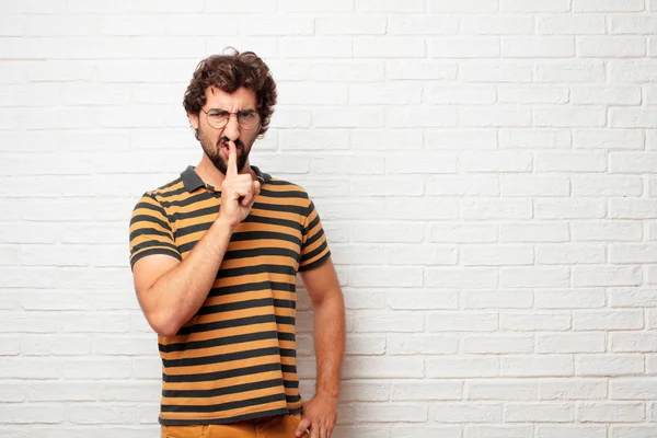 Joven Mudo Haciendo Gesto Callar Con Mano Callándote Exigiendo Silencio — Foto de Stock