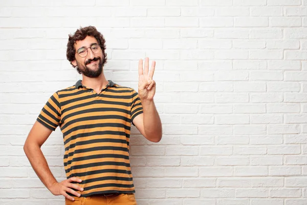 Der Junge Stumme Mann Lächelt Und Sieht Zufrieden Und Glücklich — Stockfoto