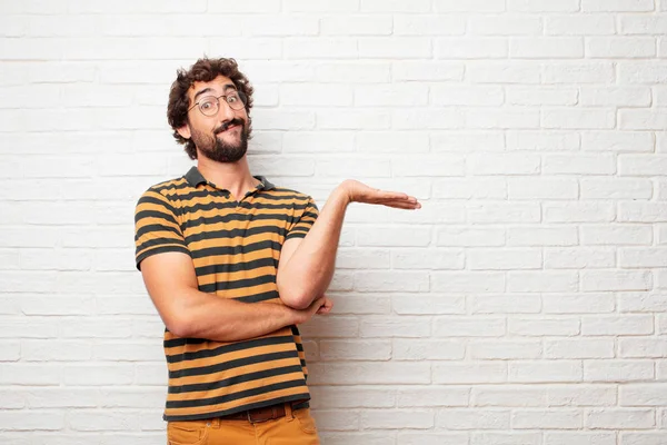 Jonge Domme Man Met Een Spottende Verward Look Twijfelen Tussen — Stockfoto