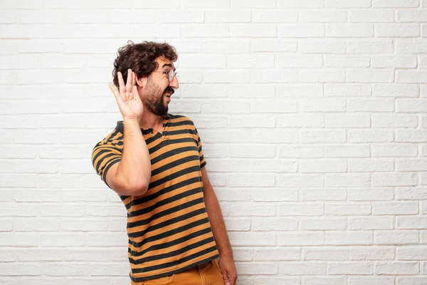 Mladý Hloupý Muž Pozornost Snaží Slyšet Poslouchat Řečeno Půjčování Ucha — Stock fotografie