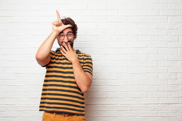 Jovem Mudo Gesticulando Perdedor Com Dedos Zombando Com Olhar Feliz — Fotografia de Stock