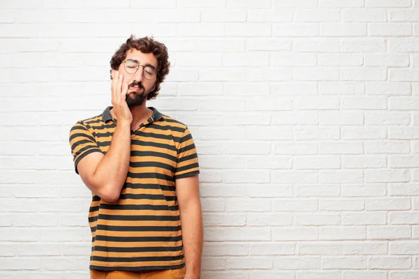 Joven Mudo Que Parece Poco Entusiasta Aburrido Escuchando Algo Aburrido —  Fotos de Stock