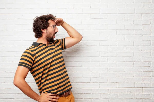 Jonge Domme Man Die Ver Weg Verte Zoek Naar Een — Stockfoto