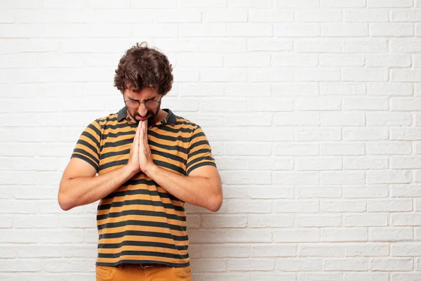 Młody Człowiek Głupi Modląc Się Sposób Święty Prosząc Proszę Życzenie — Zdjęcie stockowe