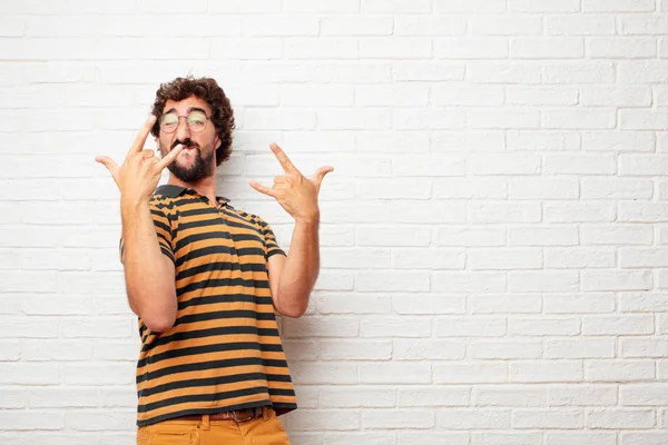 Jonge Domme Man Zingen Rock Dansen Schreeuwen Gebaren Een Rebelse — Stockfoto