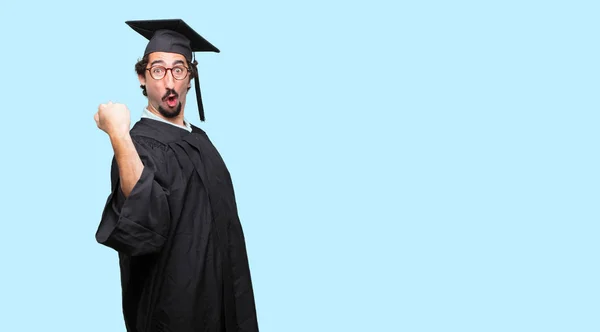 Joven Graduado Gestos Victoria Con Una Mirada Feliz Orgullosa Satisfecha —  Fotos de Stock