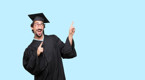 Diplomás Fiatalember Intett Győzelem Egy Büszke Boldog Elégedett Pillantást Arc — Stock Fotó