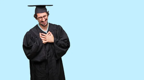 Jeune Homme Diplômé Gestuelle Victoire Avec Regard Heureux Fier Satisfait — Photo