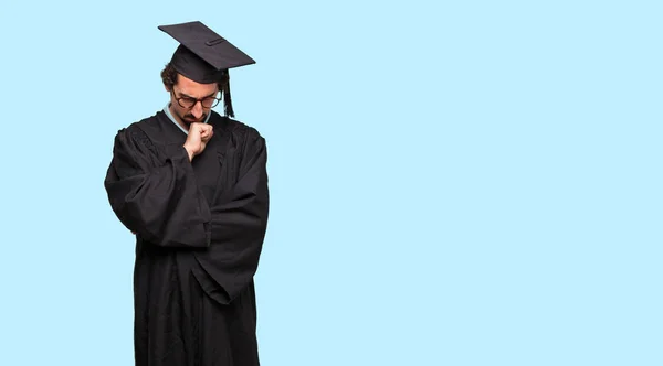 Diplomás Fiatalember Egy Zavaros Átgondolt Megjelenés Néz Körül Gondolkodás Kíváncsi — Stock Fotó