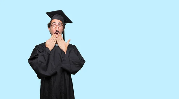 Junger Absolvent Der Den Mund Mit Der Hand Mit Einer — Stockfoto