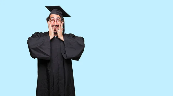 Jeune Homme Diplômé Avec Une Expression Heureuse Surprise Les Yeux — Photo