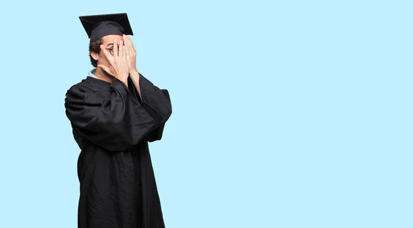 Jeune Homme Diplômé Avec Une Expression Effrayée Effrayée Couvrant Les — Photo