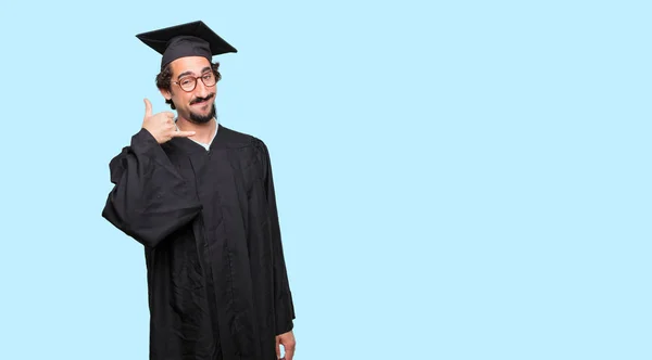 Jeune Homme Diplômé Faisant Geste Signe Appel Téléphonique Avec Regard — Photo