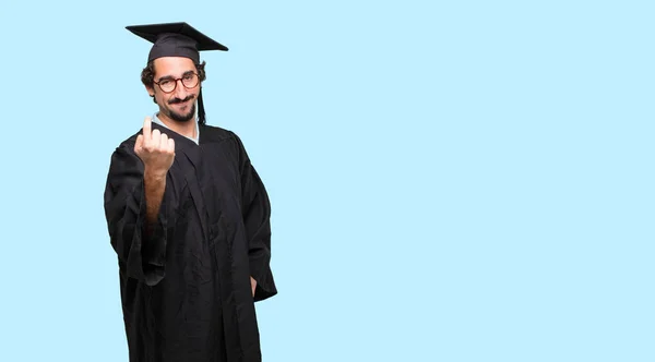 Joven Graduado Sonriendo Con Una Mirada Orgullosa Satisfecha Feliz Haciendo — Foto de Stock