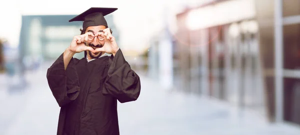 Afgestudeerde Jongeman Lacht Zoek Gelukkig Verliefd Waardoor Vorm Van Een — Stockfoto