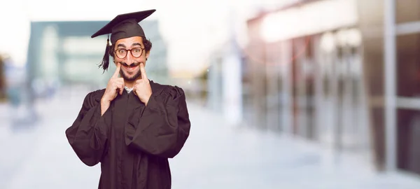 Joven Hombre Graduado Con Una Mirada Satisfecha Feliz Rostro Sonriendo —  Fotos de Stock