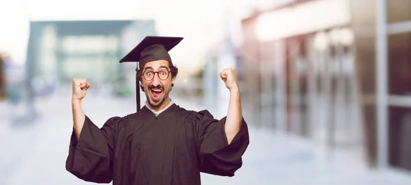 Diplomás Fiatalember Arra Kényszerítve Egy Mosollyal Arcán Mindkét Mutató Ujja — Stock Fotó