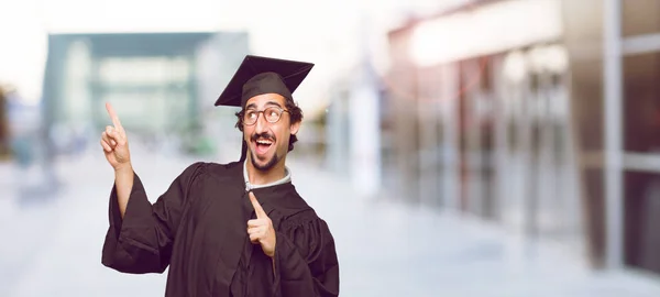Jovem Graduado Homem Gesticulando Vitória Com Olhar Feliz Orgulhoso Satisfeito — Fotografia de Stock