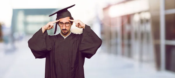 Ung Graderade Man Med Förvirrad Och Eftertänksam Blick Tittade Sidan — Stockfoto