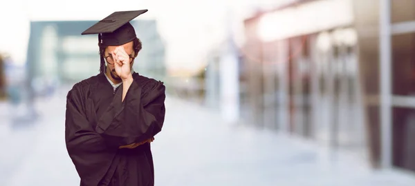 Ung Utexaminerades Man Concentrating Hårt Idé Med Allvarlig Titt Tänkande — Stockfoto