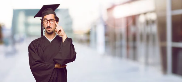 Jovem Graduado Concentrando Duro Uma Ideia Com Olhar Sério Voltado — Fotografia de Stock