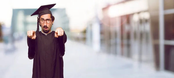 Diplomás Fiatalember Mosolyogva Boldogan Előre Mutat Mindkét Kezével Kiválasztása — Stock Fotó