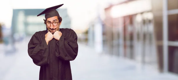 Joven Graduado Gritando Mirando Sorprendido Estresado Aterrorizado Con Gesto Asfixia —  Fotos de Stock