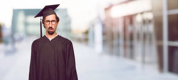 Jeune Homme Diplômé Avec Une Expression Surprise Étonnée Bouche Grande — Photo