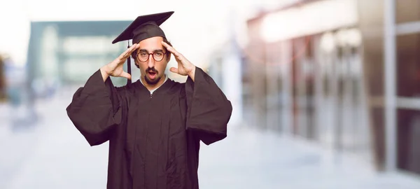 Afgestudeerde Jongeman Met Een Expressie Verrast Verbaasd Houden Dat Beide — Stockfoto