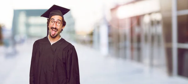 Jeune Homme Diplômé Blague Langue Collante Avec Une Expression Drôle — Photo