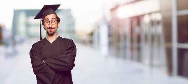 Afgestudeerde Jongeman Een Grapje Tong Uit Steken Met Een Grappig — Stockfoto