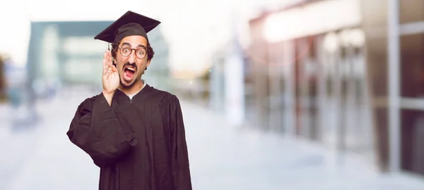 Jovem Graduado Homem Gritando Alto Como Louco Chamando Com Mão — Fotografia de Stock