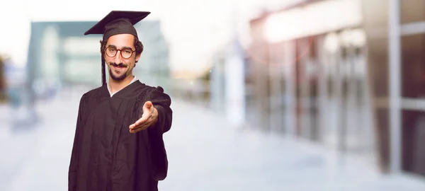 Diplomás Fiatalember Felajánlás Egy Kézfogás Egy Üzlet Bezárása Vagy Üdvözlés — Stock Fotó