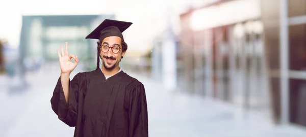 Jeune Homme Diplômé Faisant Geste Bien Bien Approbativement Avec Main — Photo