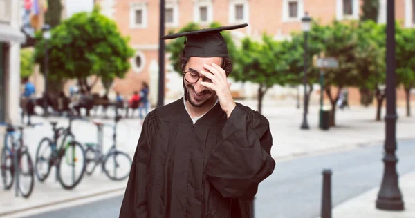 Graduate Skäggig Man Skrattar Hårt Något Lustiga Och Pekande Mot — Stockfoto