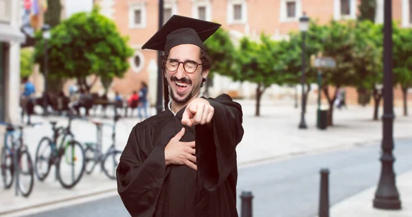 Graduate Skäggig Man Skrattar Hårt Något Lustiga Och Pekande Mot — Stockfoto