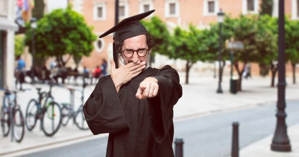 Graduate Skäggig Man Skrattar Hårt Något Lustiga Och Pekande Sidled — Stockfoto