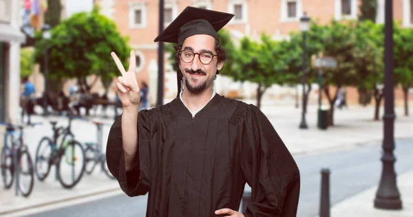 Absolvent Bärtiger Mann Mit Stolzem Glücklichem Und Selbstbewusstem Gesichtsausdruck Lächelnd — Stockfoto