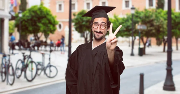 Afgestudeerde Bebaarde Man Glimlachend Met Een Trots Tevreden Blij Look — Stockfoto