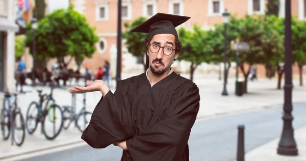 Graduate Skäggig Man Uppmärksamma Försöka Höra Och Lyssna Till Vad — Stockfoto