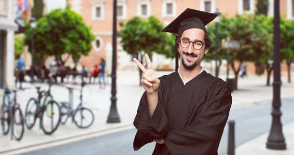 Graduate Skäggig Man Ler Och Ser Nöjd Och Glad Räknar — Stockfoto