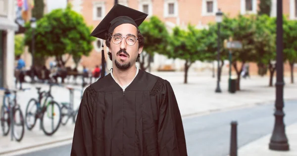 Absolvent Bärtiger Mann Der Wenig Enthusiastisch Und Gelangweilt Aussieht Etwas — Stockfoto