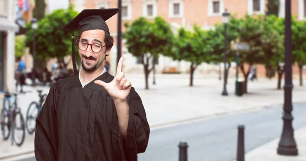Diplomás Szakállas Férfi Intett Vesztes Ujjaival Gúnyosan Boldog Büszke Önelégült — Stock Fotó