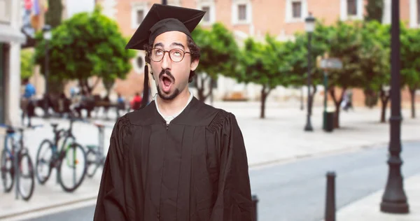 Graduate Skäggig Man Ser Förtjusta Och Uttråkad Lyssnar Något Trist — Stockfoto