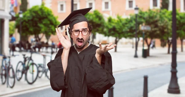 Afgestudeerde Bebaarde Man Poseren — Stockfoto