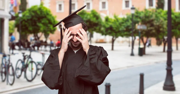 Graduate Skäggig Man Poserar — Stockfoto