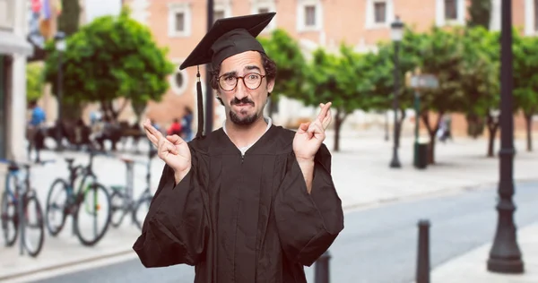 Laureato Uomo Barbuto Fare Una Promessa Sincera Onorevole Giuramento Solennemente — Foto Stock