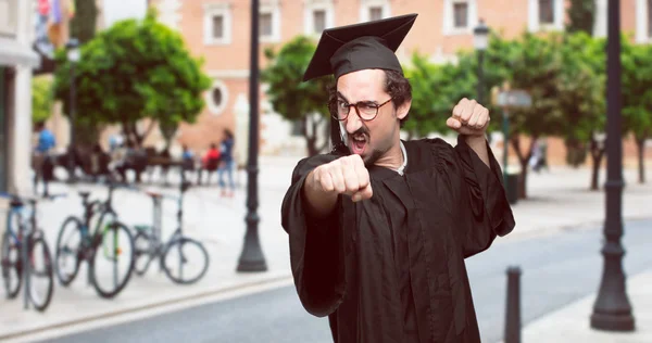 Απόφοιτος Γενειοφόρος Άνδρας Που Διασχίζουν Δάχτυλά Σας Που Επιθυμούν Για — Φωτογραφία Αρχείου