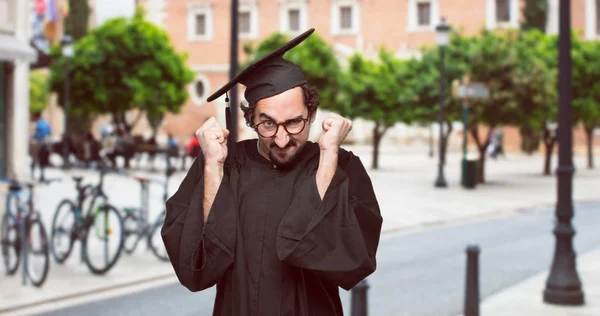 Graduate Skäggig Man Med Arg Aggressiv Och Hotfull Pose Redo — Stockfoto