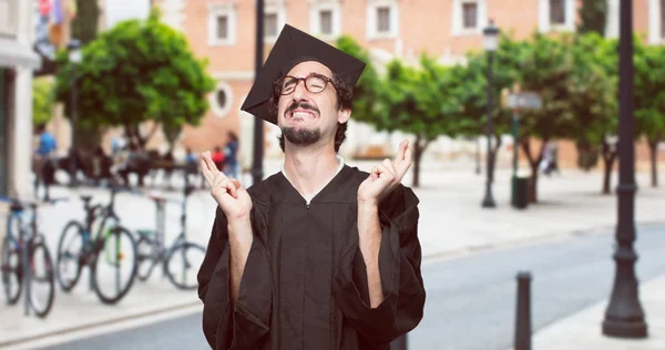 Mischeviously 約束の宣誓 宣誓をしながら指を交差しながら笑みを浮かべて大学院のひげを生やした男 — ストック写真